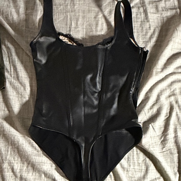 Chic Black Lace-Trim Bodysuit - Picture 3 of 5